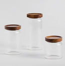 Transparentná sklenená dóza.