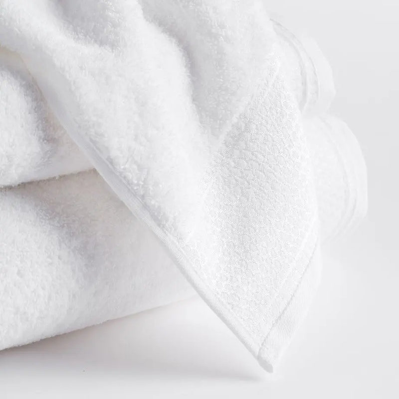 Biely bavlnený uterák.