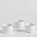 Biela sada troch misiek z tvrdeného porcelánu. 