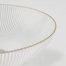 Transparentná vianočná sklenená misa s zlatým lemom na podstave.