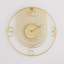 Zlaté kovové nástenné hodiny. 