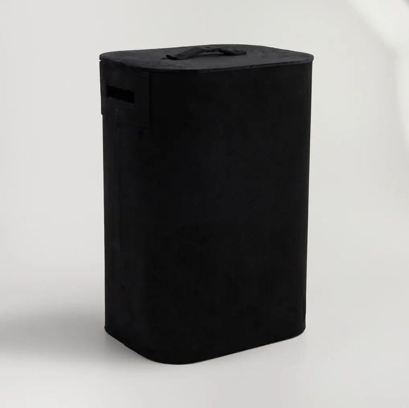 Čierny kôš na bielizeň.