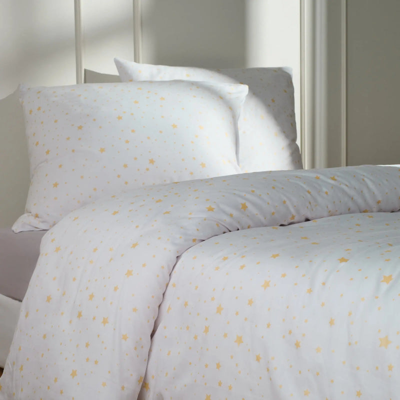 Biele obliečky so žltými hviezdičkami zo saténovej bavlny.