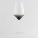 Transparentno sivý sklenený pohár na víno.