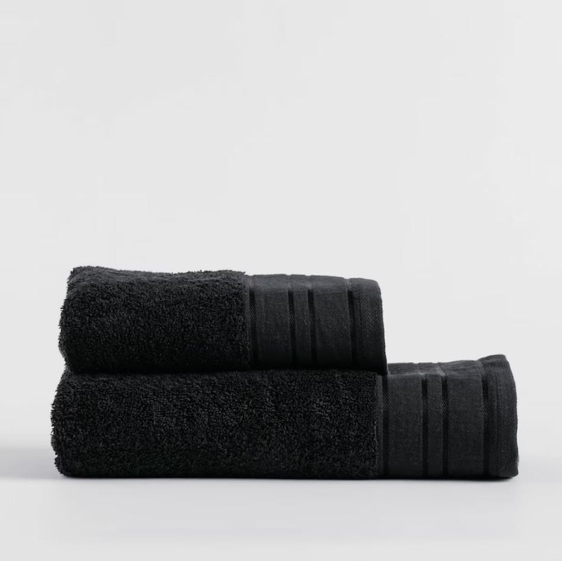 Čierny bavlnený uterák.
