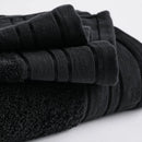 Čierny bavlnený uterák.