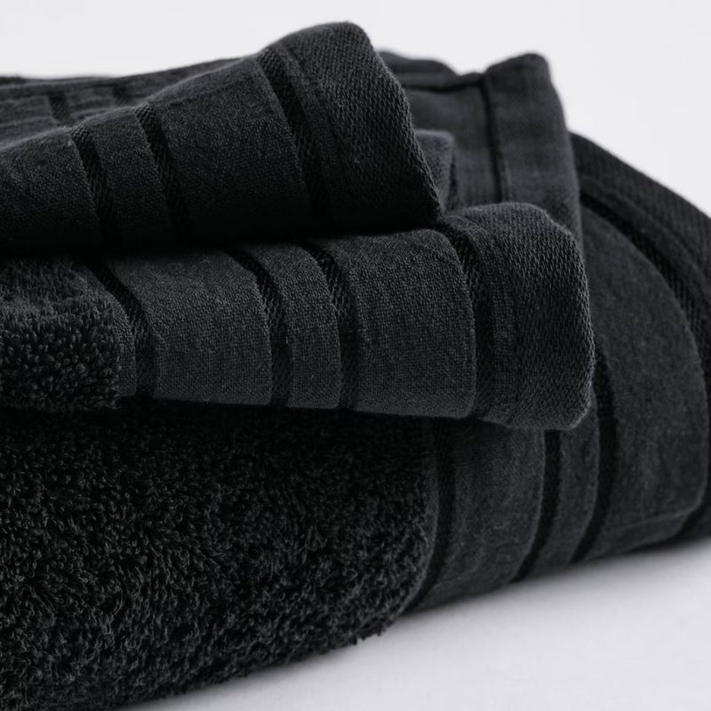 Čierny bavlnený uterák.