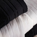 Čierny bavlnený uterák.