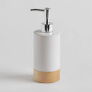 Biely dávkovač z dolomitu s drevenou základňou.