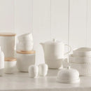 Biela soľnička a korenička.