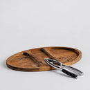 Hnedá servírovacia doska a luskáčik.  