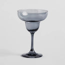 Sivý pohár na koktejl.