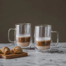 Transparentné sklenené hrnčeky.