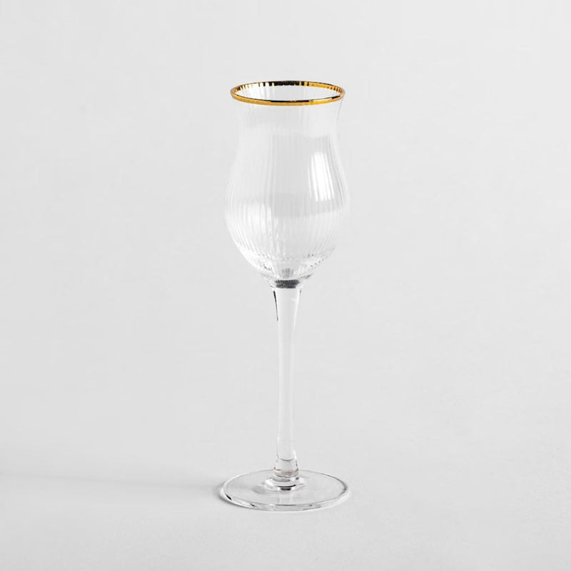 Transparentný pohár na likér so zlatým lemom.