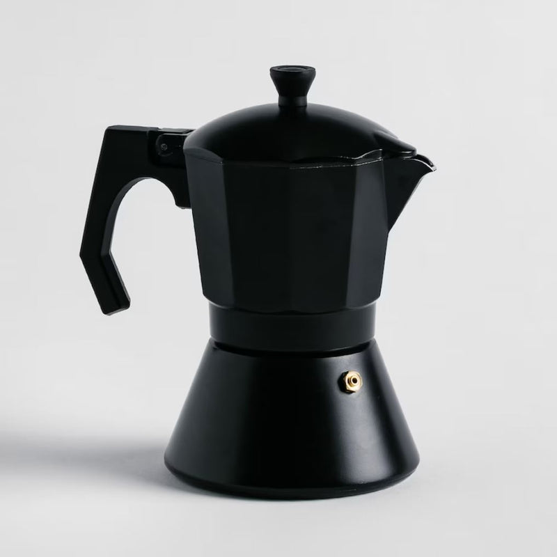 Čierny varič na kávu. 