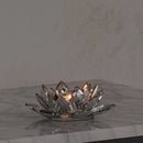 Strieborný svietnik z krištáľového skla.