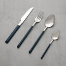 Strieborno modrý nôž z nehrdzavejúcej ocele. 