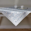 Modrý polyesterový obrus. 