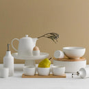 Biela soľnička a korenička.