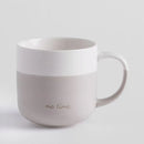 Béžový porcelánový hrnček. 