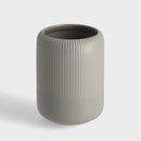 Sivý kúpeľňový pohár.