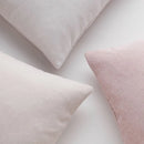 Sivá polyesterová obliečka na vankúš.