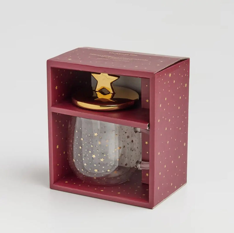 Transparentný vianočný pohár so zlatým vekom s hviezdou.