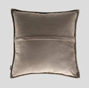 Hnedá obliečka na vankúš.