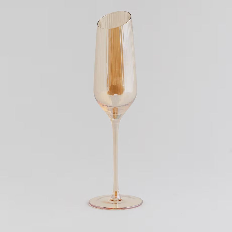 Zlatý pohár na šampanské.