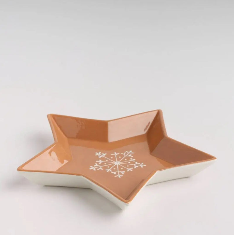 Hnedá vianočná misa z dolomitu v tvare hviezdy.