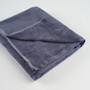 Modrý uterák vyrobený z bavlnených a bambusových tkanín