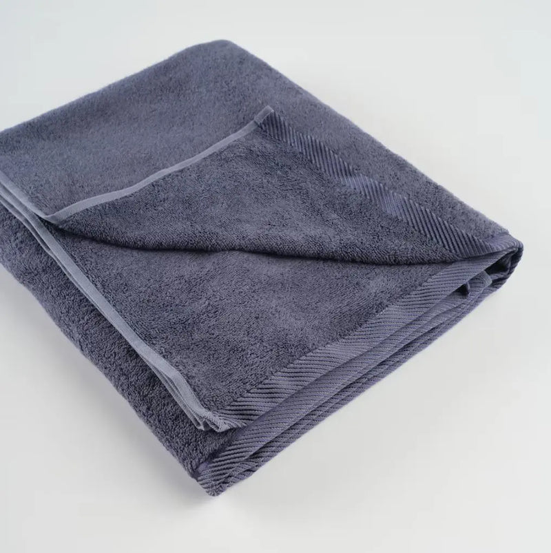 Modrý uterák vyrobený z bavlnených a bambusových tkanín