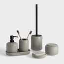 Sivý kúpeľňový pohár.