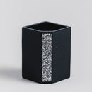 Čierny kúpeľňový pohár. 