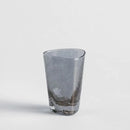 Sivý pohár na vodku.