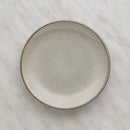 Béžový dezertný tanier.