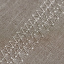 Hnedý polyesterový obrus. 