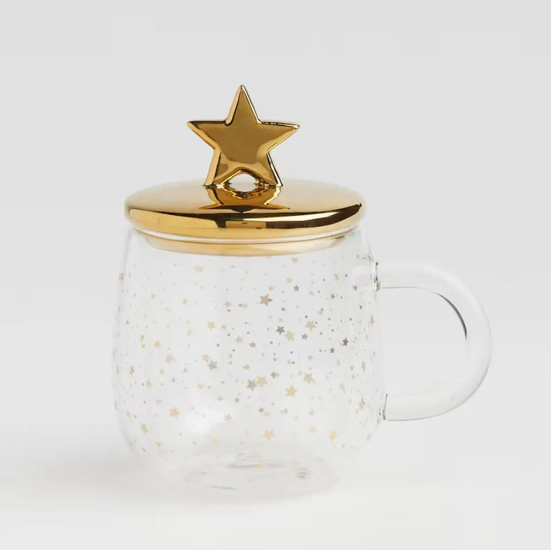 Transparentný vianočný pohár so zlatým vekom s hviezdou.