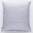 Strieborná obliečka na vankúš. 