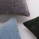 Sivá polyesterová obliečka na vankúš. 