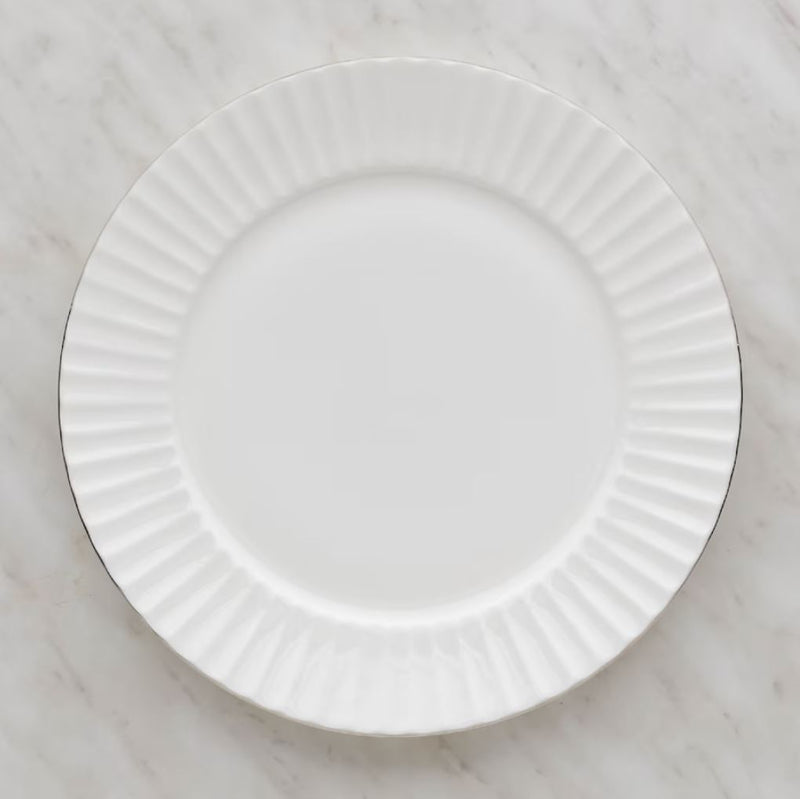 Biely plytký tanier so strieborným lemom. 