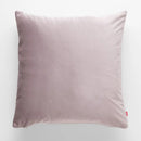 Hnedá obliečka na vankúš.