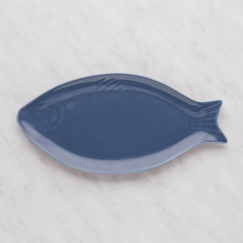 Modrá porcelánová tácka v podobe rybky.