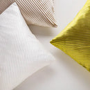 Béžová obliečka na vankúš.