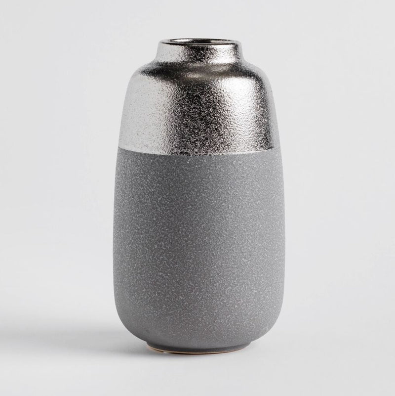 Sivo strieborná keramická váza.
