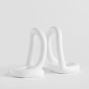 Biela keramická dekorácia.