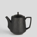 Čierny čajník z tvrdeného porcelánu.