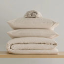 Béžové obliečky.