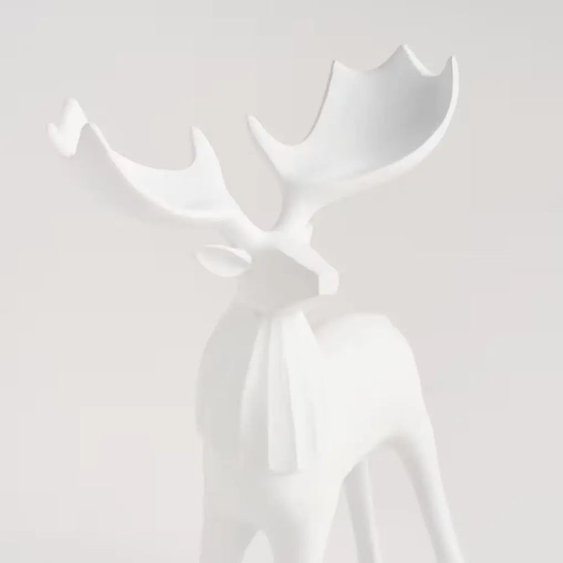 Biela figúrka v podobe jeleňa.
