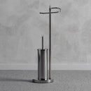 Strieborný stojan na papier s WC kefou.